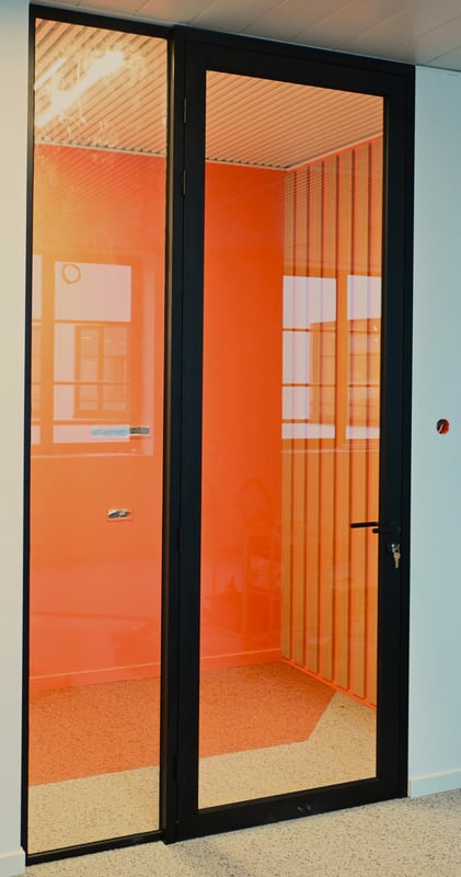 Enkele glazen wand met kader deur 2 Enkele glazen wand met kader deur 2