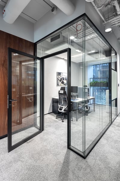 Glass System Nowe Biuro lato 2024 fot Szymon Polanski-6137-1 Glass System Nowe Biuro lato 2024 fot Szymon Polanski-6137-1